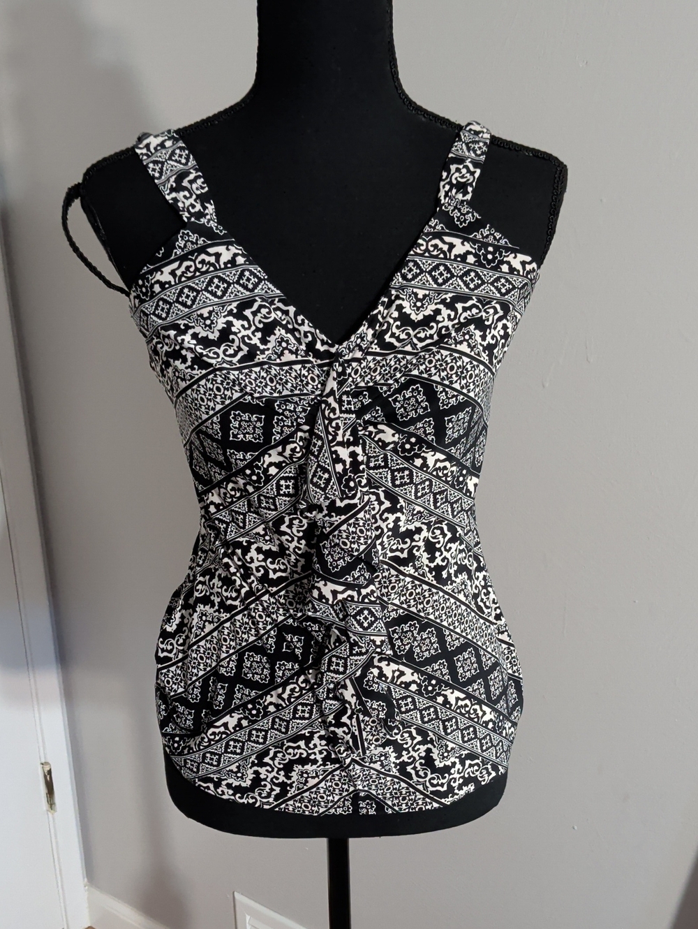 White House Black Market Black & White Printed V-Neck Tank M